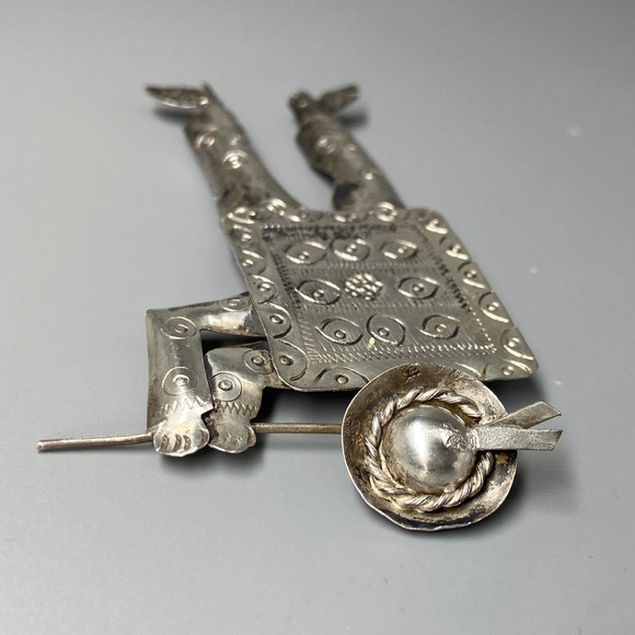 Vintage Sterling Silver Peruvian Brooch Flute Player in Ethnic Dress Stamped 925 - Picture 9 of 16